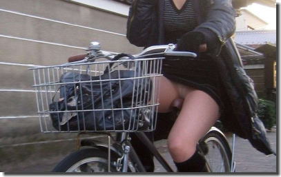 自転車を漕ぐ太ももやパンチラに見とれ事故りそうなエロ画像 ③
