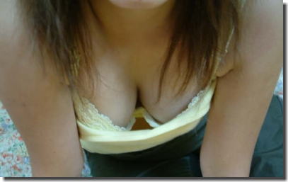 おっぱいの谷間にダイブしてほしそうな胸チラ誘惑エロ画像 ③