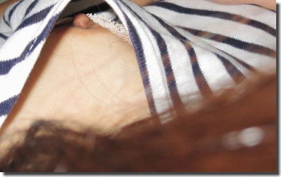 おっぱいを上から覗いて胸チラや乳首を見下ろすエロ画像 ④