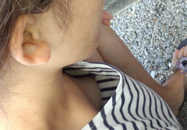 おっぱい 上から覗く 胸チラ 乳首 見下ろす エロ画像