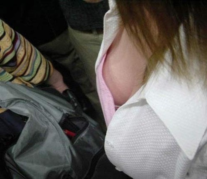 おっぱい 上から覗く 胸チラ 乳首 見下ろす エロ画像【2】