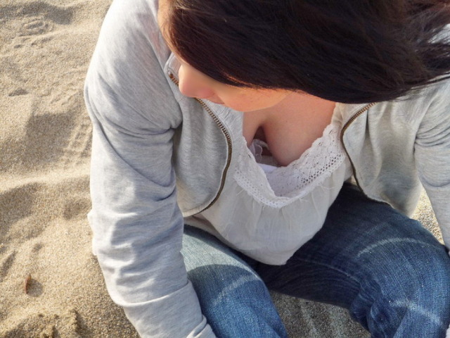 おっぱい 上から覗く 胸チラ 乳首 見下ろす エロ画像【5】