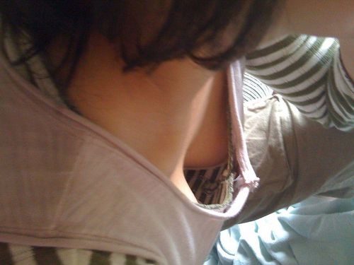 おっぱい 上から覗く 胸チラ 乳首 見下ろす エロ画像【10】