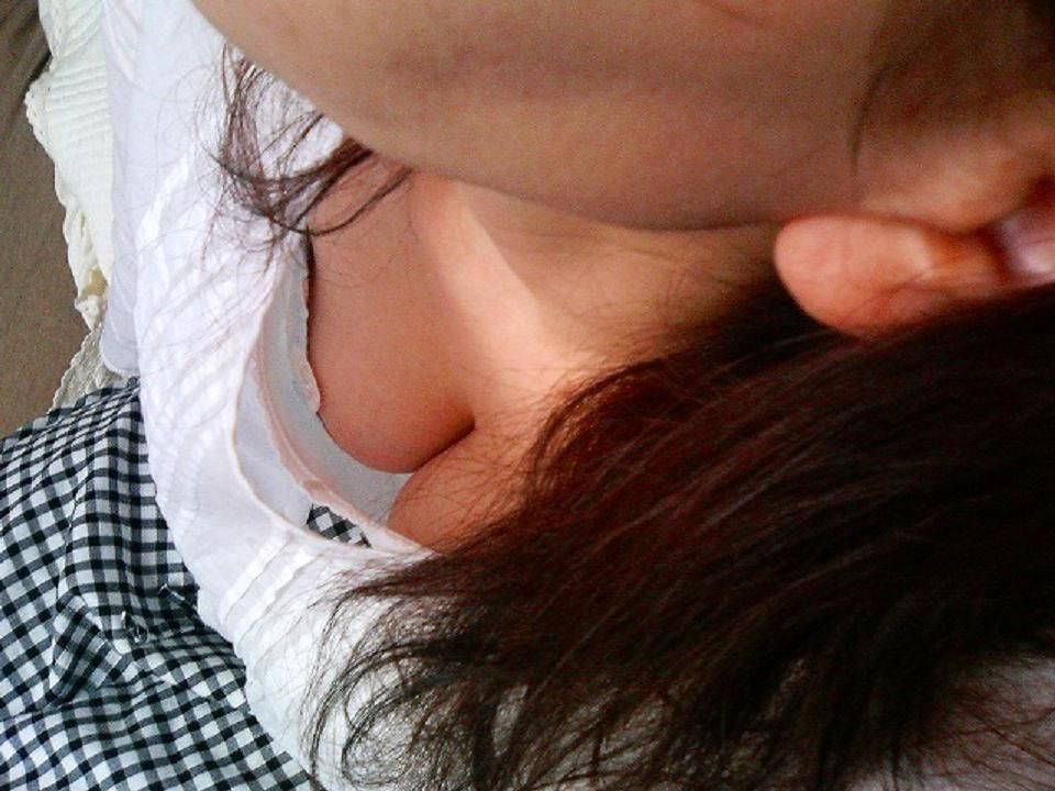 おっぱい 上から覗く 胸チラ 乳首 見下ろす エロ画像【12】