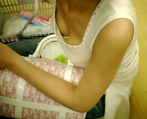 おっぱい 上から覗く 胸チラ 乳首 見下ろす エロ画像【13】