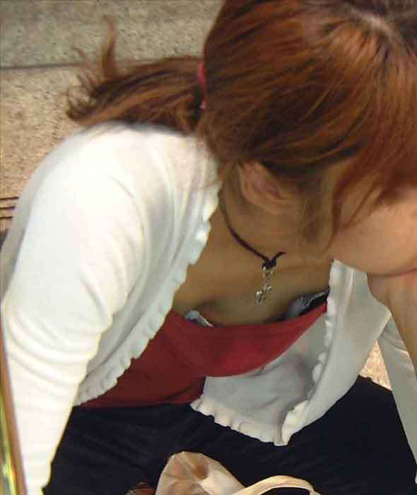 おっぱい 上から覗く 胸チラ 乳首 見下ろす エロ画像【16】