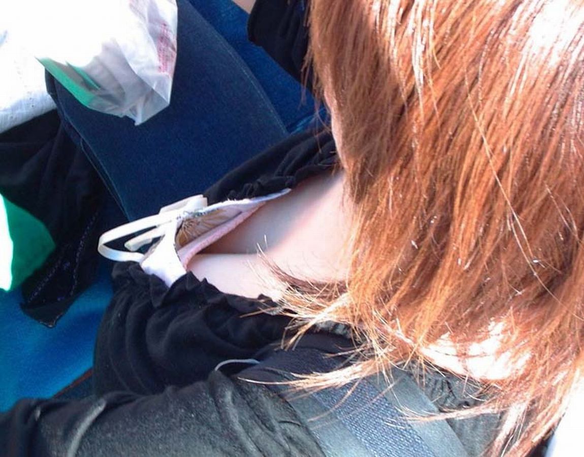おっぱい 上から覗く 胸チラ 乳首 見下ろす エロ画像【17】