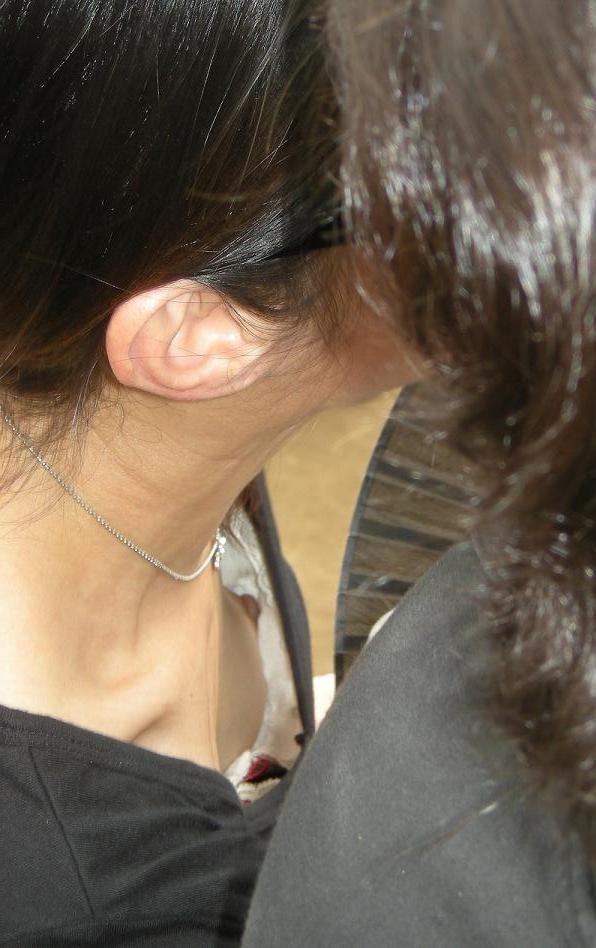おっぱい 上から覗く 胸チラ 乳首 見下ろす エロ画像【21】