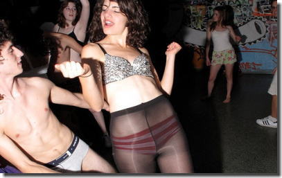 クラブはパンツ見放題！外国人がパンチラダンスしてるエロ画像 ④
