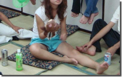 ホットパンツやショートパンツの隙間にパンチラ見つけたエロ画像 ①
