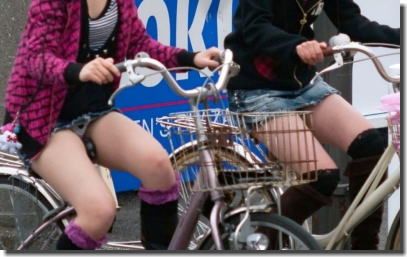 デニムのミニスカギャル限定自転車パンチラエロ画像 ①