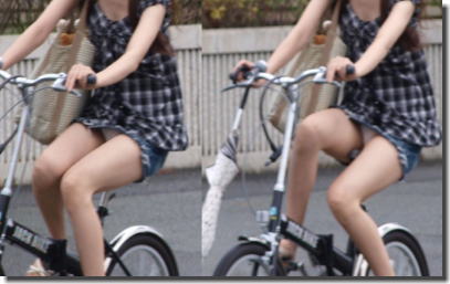 デニムのミニスカギャル限定自転車パンチラエロ画像 ②