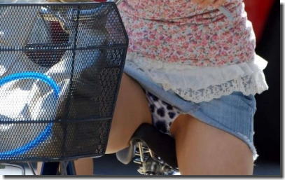 デニムのミニスカギャル限定自転車パンチラエロ画像 ③