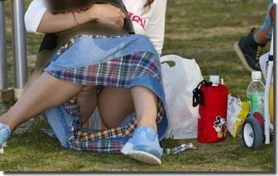 おばさんやママさんのパンツ盗撮！熟女のパンチラエロ画像 ①