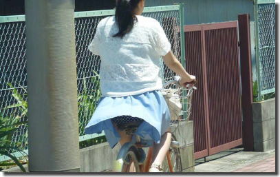 風パンチラの決定的瞬間！風の悪戯を激写したエロ画像 ①