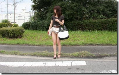 風パンチラの決定的瞬間！風の悪戯を激写したエロ画像 ④