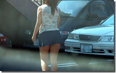 あと数センチでパンツが見えるギリギリパンチラのエロ画像 ③