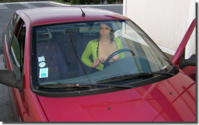 車の中でもおっぱい露出！海外の車内乳出しエロ画像 ④