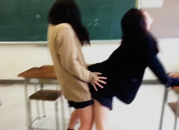【動画】　JKのパンツ丸見え！！共有サイトにアップされた教室でのおふざけエ◯動画ｗｗｗｗｗｗ