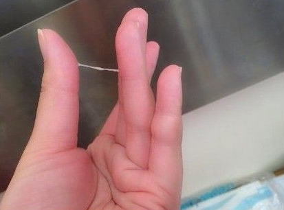 【衝撃画像】すき家の変態女性店員が店内で性器露出でマン汁を写メに撮る暴挙！！！！！！！