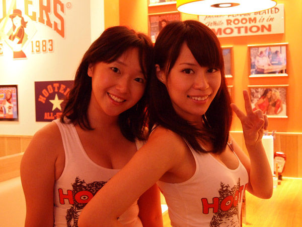 【画像】エロ過ぎ！HOOTERSで働く色っぽい女の子の画像貼ってく