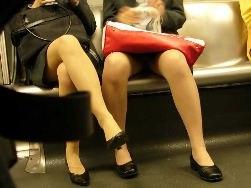 電車内で目が離せなくなるＯＬさんのパンチラ・太ももエロ画像(18枚)