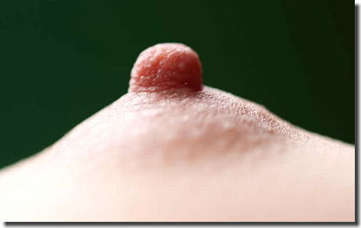仰向けで乳首が勃起！寝転ぶ女の乳首が立ってるエロ画像 ③