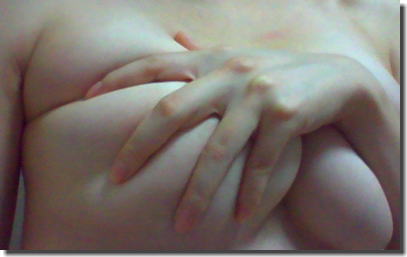 おっぱいが手ブラでムニュッとしてる巨乳自画撮りエロ画像 ③
