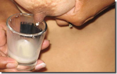 母乳出た！おふくろの味がするママのおっぱいのエロ画像 ①