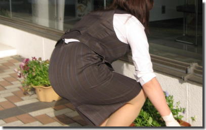 リアルOLがお尻突き出し！前屈みで働く女性のエロ画像 ①