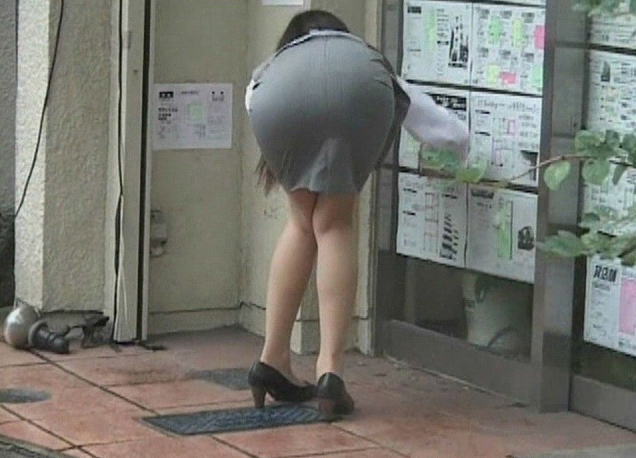 OL お尻 突き出し 前屈み 働く女性 エロ画像