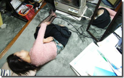奇跡あり！床や鏡にパンツが映り込む反射パンチラエロ画像 ④