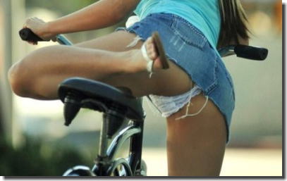 自転車でパンチラしたりお尻を出してる外国人のエロ画像 ①