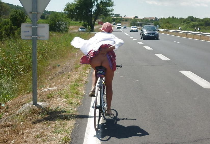 自転車 パンチラ お尻 外国人 エロ画像