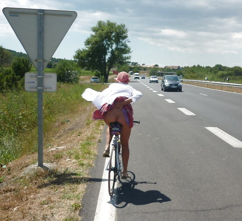 自転車 パンチラ お尻 外国人 エロ画像【1】