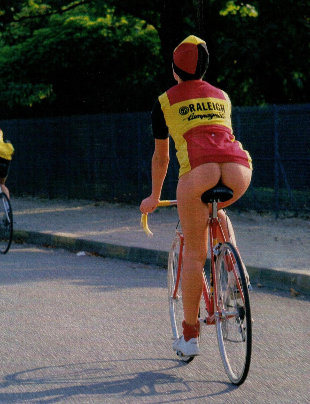 自転車 パンチラ お尻 外国人 エロ画像【10】