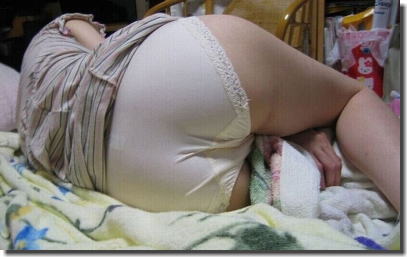 お股に布団を挟んで寝る女は欲求不満らしい家庭内エロ画像 ④