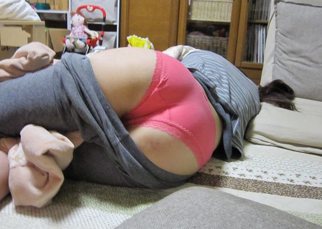 お股 布団 挟む 寝る女 欲求不満 家庭内 エロ画像