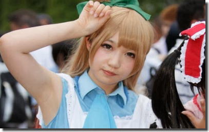 コミケでワキ全開！コスプレイヤーの脇が気になるエロ画像 ①