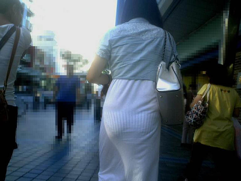 【マジかよ】白い服だとここまでパンツまる見えになるのかｗｗｗｗｗ