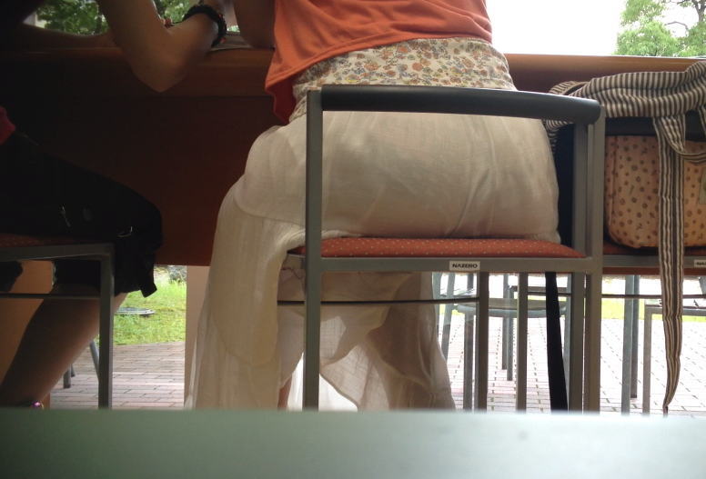 【まる見え】野外でパンツ透け透けの服着てる女性ｗｗｗｗｗ