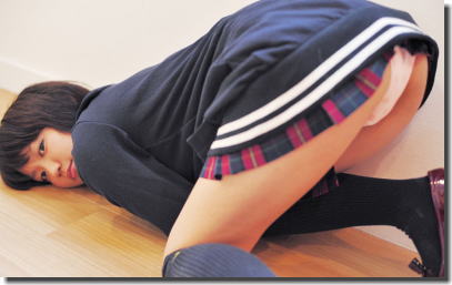 制服姿でお尻とパンツを突き出す四つん這いJKのエロ画像 ①