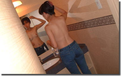 上半身裸でおっぱいだけ出している半裸な女性のエロ画像 ③