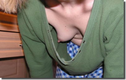 ノーブラで乳首チラ！胸チラ外国人のおっぱい丸見え画像 ③