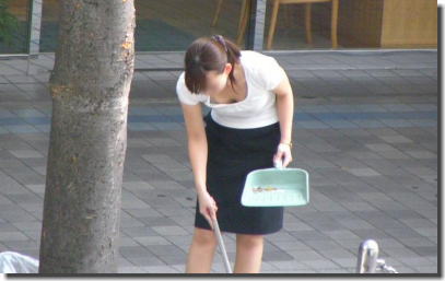 前傾したら胸チラチャンス！前屈みおっぱいのチラリ画像 ④