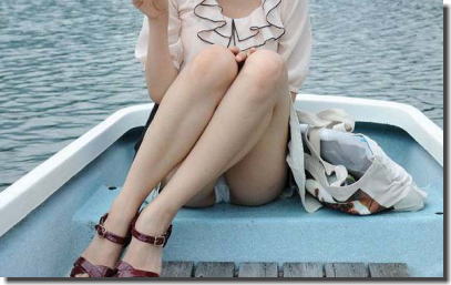 ボートでパンチラする彼女やマンチラする熟女らのエロ画像 ①