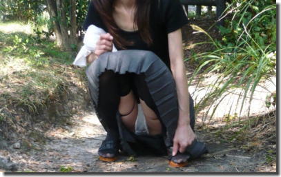 スカートの中のパンツがよく見えるしゃがみパンチラ画像集 ②