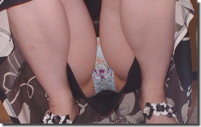 スカートの中のパンツがよく見えるしゃがみパンチラ画像集 ③