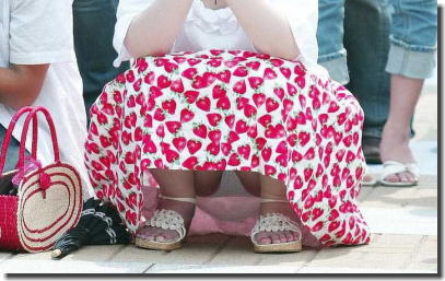 スカートの中のパンツがよく見えるしゃがみパンチラ画像集 ④
