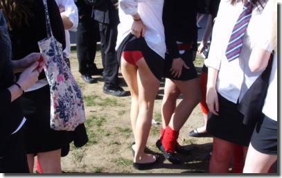 白人女性が全員赤いパンツ穿いてる海外のパンチラエロ画像 ④